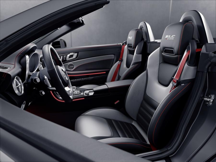 Интерьер Mercedes-AMG SLC43 RedArt Edition 2017 года  (фото 7 из 8)